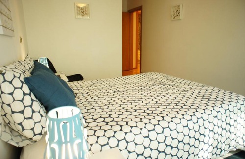 Alcantara Apartment | Modern Apartment near the Bridge