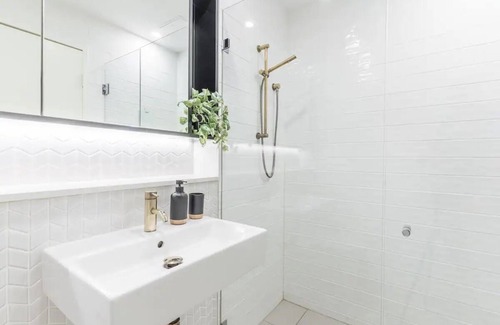 Mortlake Apartment | Modern apartment nearby the river - Free parking