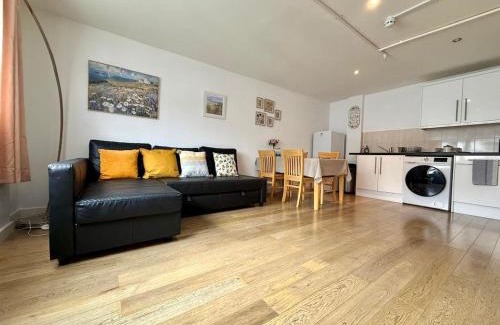 Andover Apartment | Modern Apartment overlooking Andover High Street