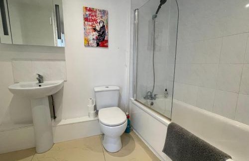 Andover Apartment | Modern Apartment overlooking Andover High Street