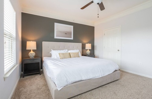 Overland Park Apartment | Modern Apartment in Prime Location (ID5223X32)