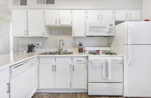 Spring Valley Apartment | Modern Apartment in Prime Location (ID1197X171)