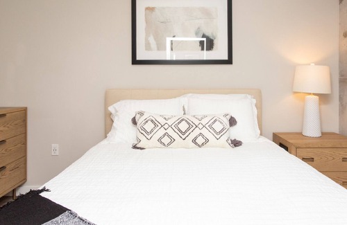 Historic Old Northeast Apartment | Modern Apartment in Prime Location (ID3065)