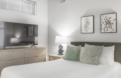 Historic Old Northeast Apartment | Modern Apartment in Prime Location (ID2344X96)