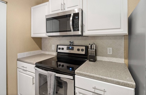 Pinellas Park Apartment | Modern Apartment in Prime Location (ID8612X34)