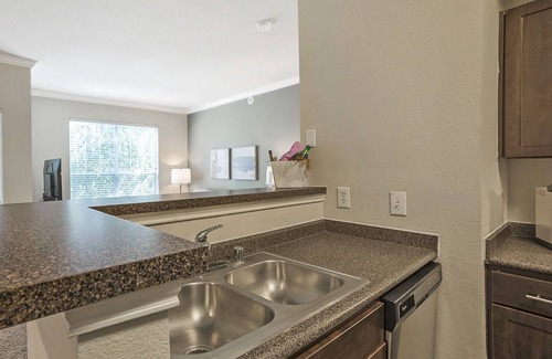 Alden Bridge Apartment | Modern Apartment in Prime Location (ID5888X16)