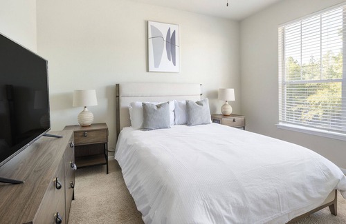 Alden Bridge Apartment | Modern Apartment in Prime Location (ID1212X386)