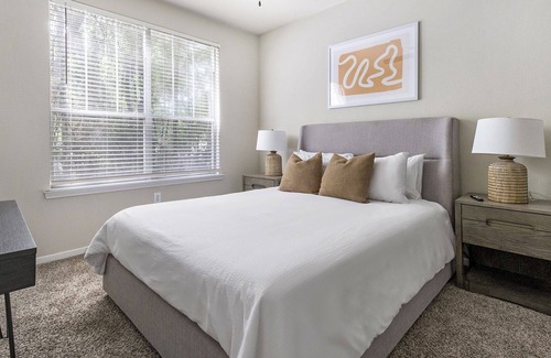Alden Bridge Apartment | Modern Apartment in Prime Location (ID1337X194)