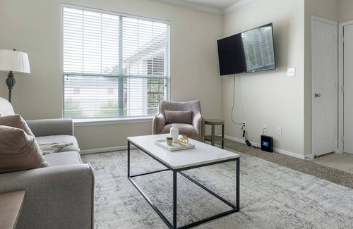 Alden Bridge Apartment | Modern Apartment in Prime Location (ID9673X00)