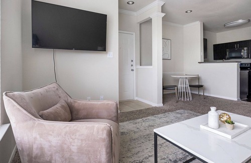 Alden Bridge Apartment | Modern Apartment in Prime Location (ID9673X00)