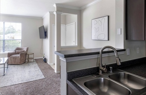 Alden Bridge Apartment | Modern Apartment in Prime Location (ID9673X00)