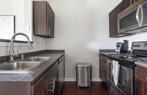 Alden Bridge Apartment | Modern Apartment in Prime Location (ID9673X00)