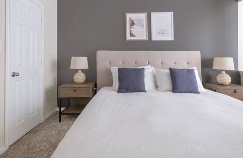 Alden Bridge Apartment | Modern Apartment in Prime Location (ID4771X00)