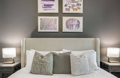 Alden Bridge Apartment | Modern Apartment in Prime Location (ID4543X82)