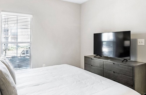 Crestline Heights Apartment | Modern Apartment in Prime Location (ID8796X21)