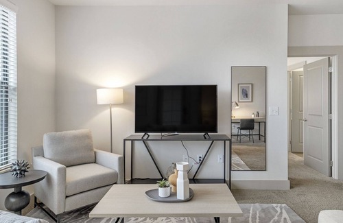 Crestline Heights Apartment | Modern Apartment in Prime Location (ID3573X89)
