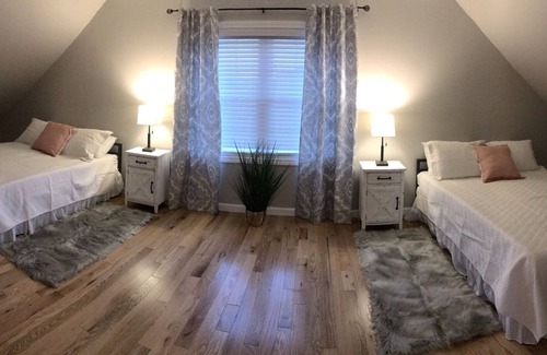 Brewer Apartment | Modern Apartment w/BBQ grill