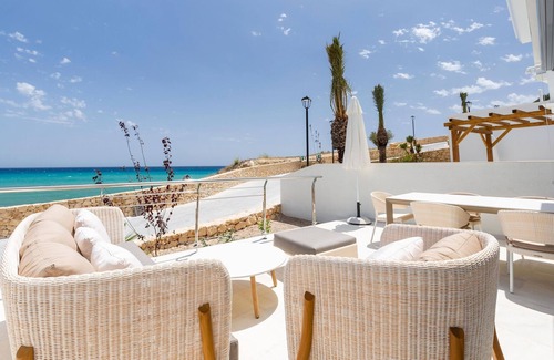 Coveta Fuma Apartment | Modern Apartment with Pool