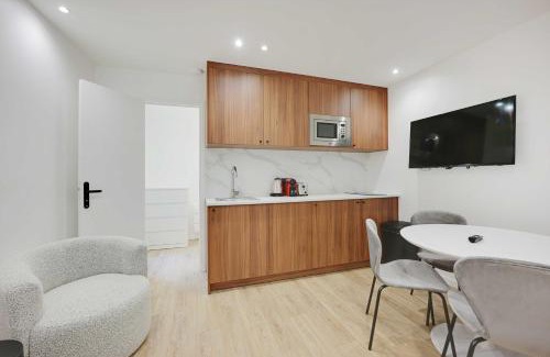 Aubervilliers Apartment | Modern apartment with terrace