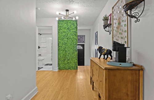 Louisville Apartment | Modern Apartment with Parking & Prime Location