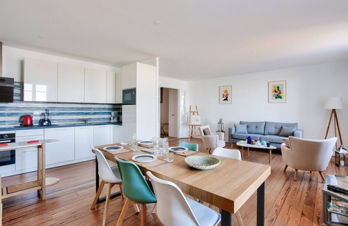 Saint-Igneuc Apartment | Modern apartment with sea view, for 4