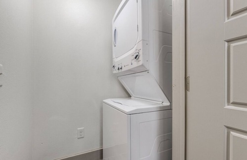 Washington Ave./ Memorial Park Apartment | Modern Apartment with WiFi, pool and fitness room in vibrant Houston