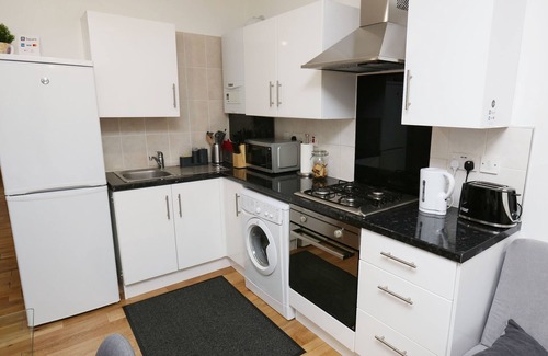 Wood Green Apartment | Modern Apartment "Woodship" Sleeps 7