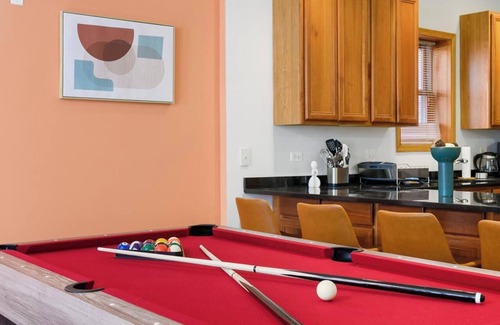 Wicker Park Apartment | Modern Apt, Billiards, 1 Private Patio,1 Parking