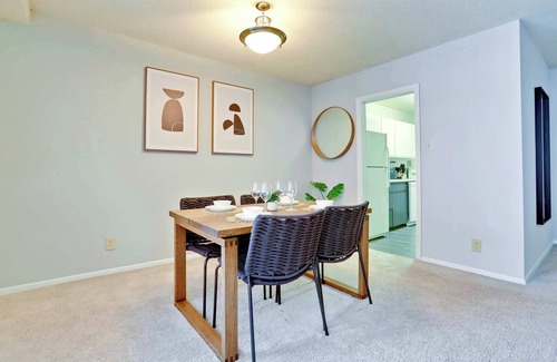 Aurora Highlands Apartment | Modern Apt – Gym Access & Prime Location