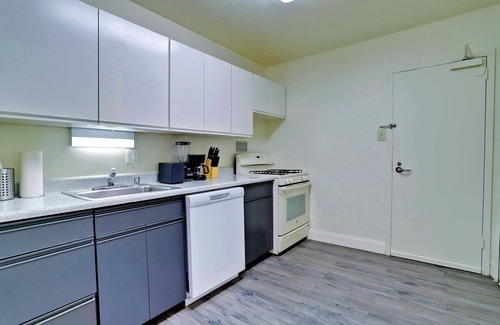 Aurora Highlands Apartment | Modern Apt – Gym Access & Prime Location