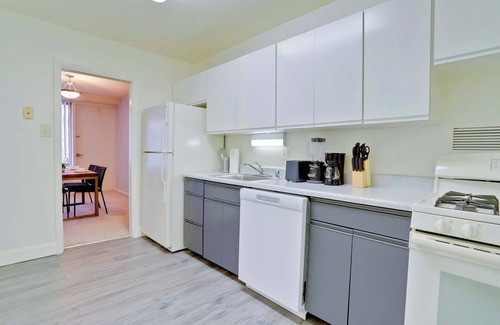 Aurora Highlands Apartment | Modern Apt – Gym Access & Prime Location