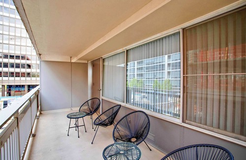 Aurora Highlands Apartment | Modern Apt – Gym Access & Prime Location