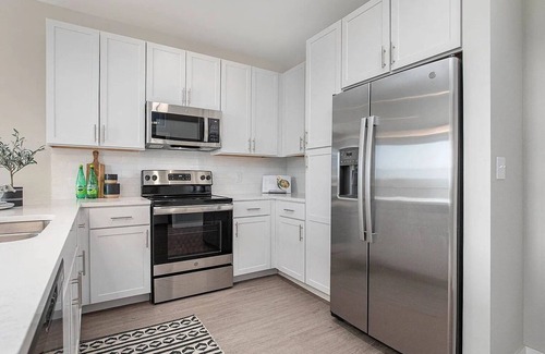 Lee's Summit Apartment | Modern Apt. Kansas City Oasis 13 miles to GEHA Field, Shops, Dining, Park, & Gym