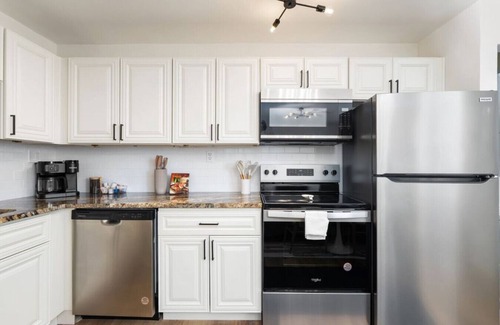 Downtown Columbus Apartment | Modern Apt | Parking | Near German Village + Dtwn