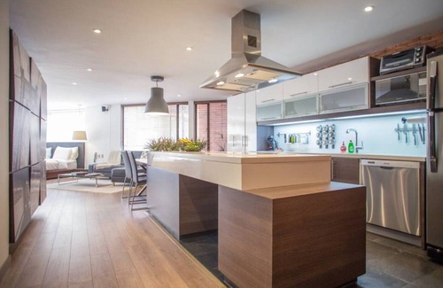 Suba House | Modern Apt/Shopping/WiFi/Parks/Safe