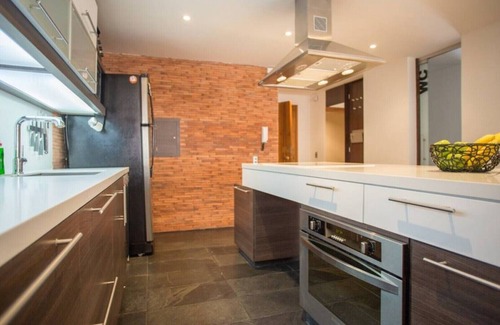 Suba House | Modern Apt/Shopping/WiFi/Parks/Safe