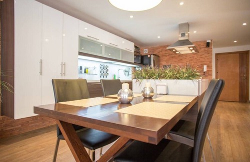 Suba House | Modern Apt/Shopping/WiFi/Parks/Safe