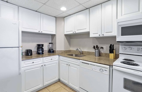 Arlington Apartment | Modern Apt Steps from Shops & Metro