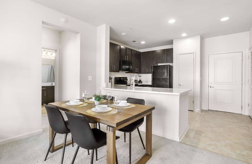 Arlington Apartment | Modern Apt W Gym & Near Metro