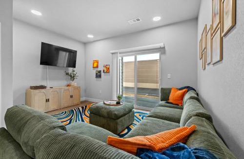 Rogers Apartment | Modern Apt W Pool, Gym & Free "p"prime Location