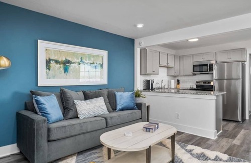 Forest Park Apartment | Modern Apt w/Skyline Views + Parking