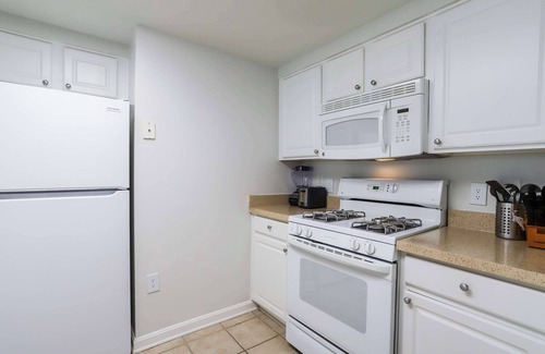 Ballston Apartment | Modern Apt with Gym, Balcony & Metro Access