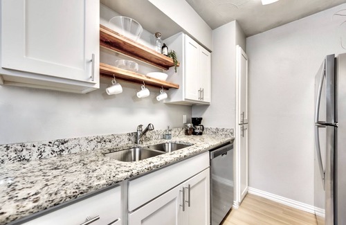 Old East Dallas Apartment | Modern Artistic Flat - ARBORETUM TICKETS INCLUDED