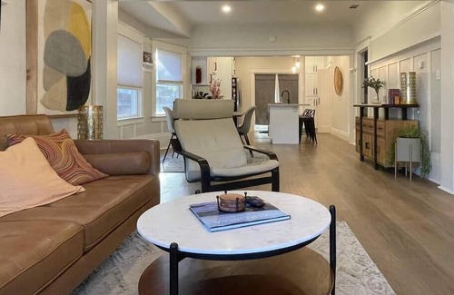 Central Sacramento House | Modern, Artsy, 2 BD, 1B Bungalow