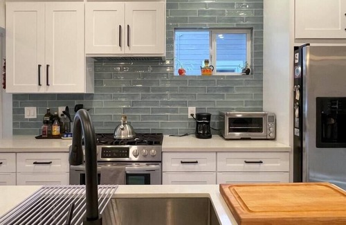 Central Sacramento House | Modern, Artsy, 2 BD, 1B Bungalow