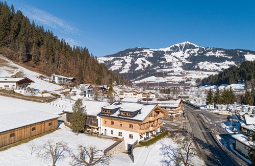 Hopfgarten im Brixental Apartment | Modern apartment opposite of Salvena swimming lake