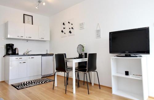 Donaustadt Apartment | Modern Balcony Apartment with Pool close to Lake in "Donaustadt"