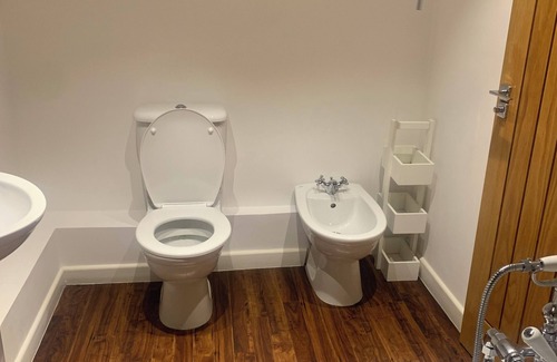 Hatfield Broad Oak House | MODERN BARN - SLEEPS 6 - 12 MINS TO STANSTED AIRPORT- PICTURESQUE VILLAGE