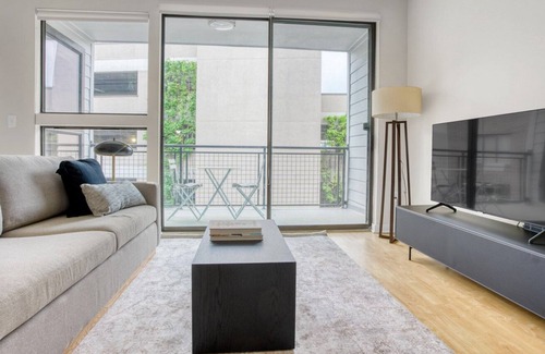 Barton Heights Apartment | Modern Barton Springs 1BR w/ Gym, Pool & W/D, nr Zilker, by Blueground