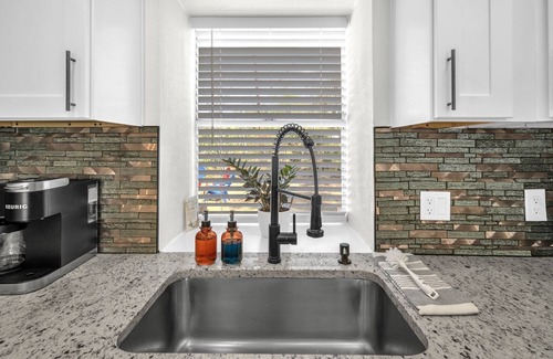 Southside House | Modern Base - Lackland Delight